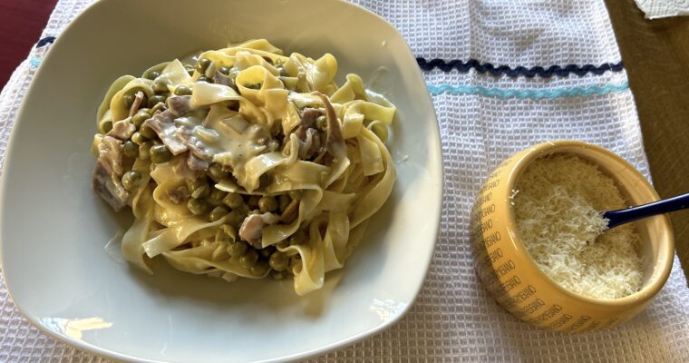 Tagliatelle with Ham, Peas and Gorgonzola