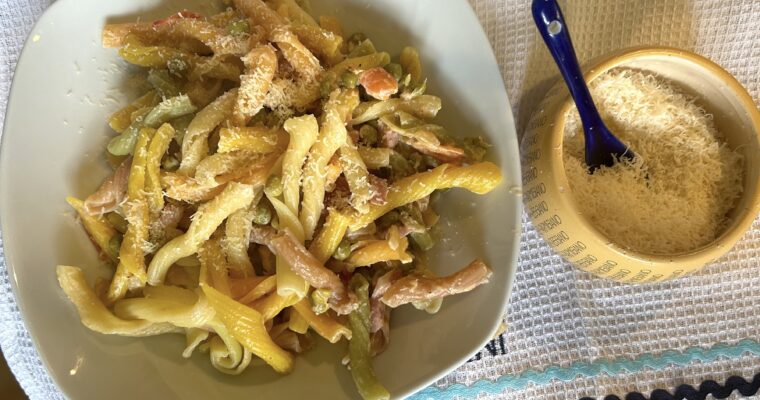 Tricolor pasta with peas and mortadella