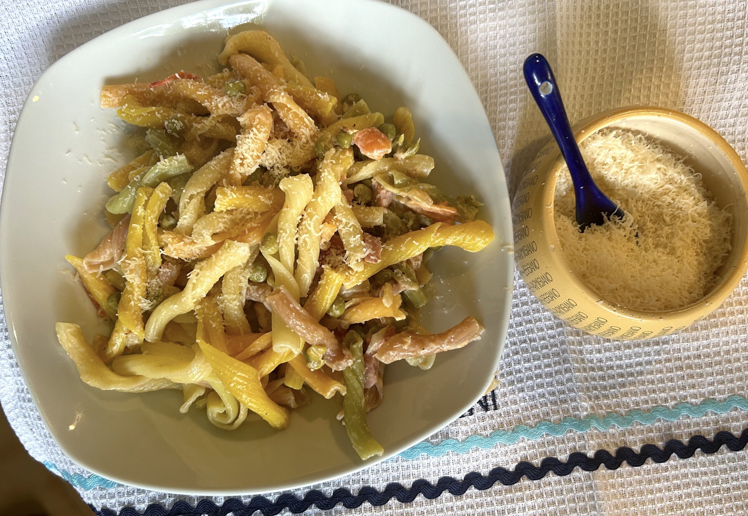 Tricolor pasta with peas and mortadella