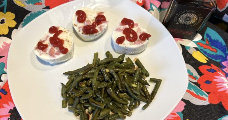 Heart eggs with green beans