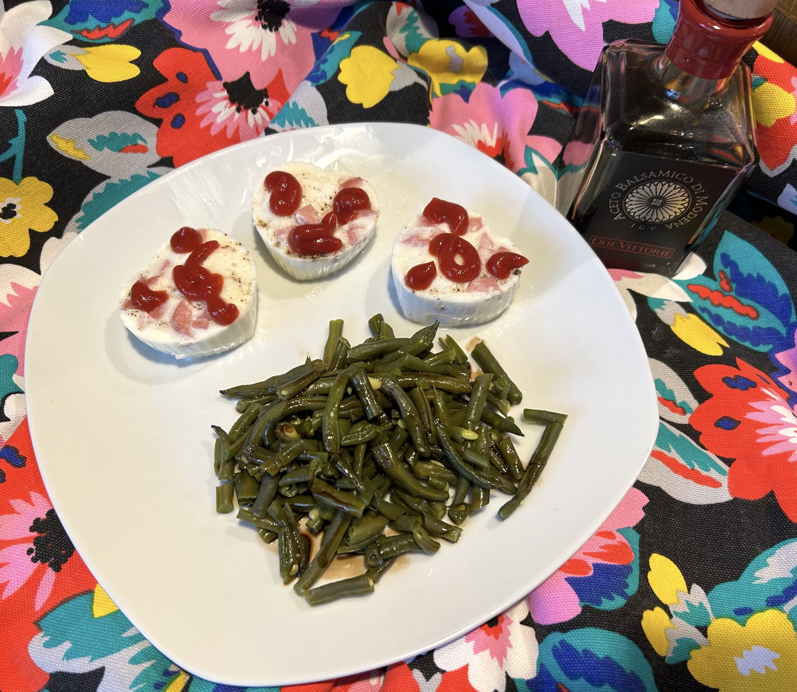 Heart eggs with green beans