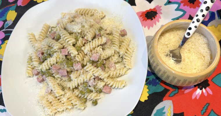 Pasta Fusili with peas and cooked ham