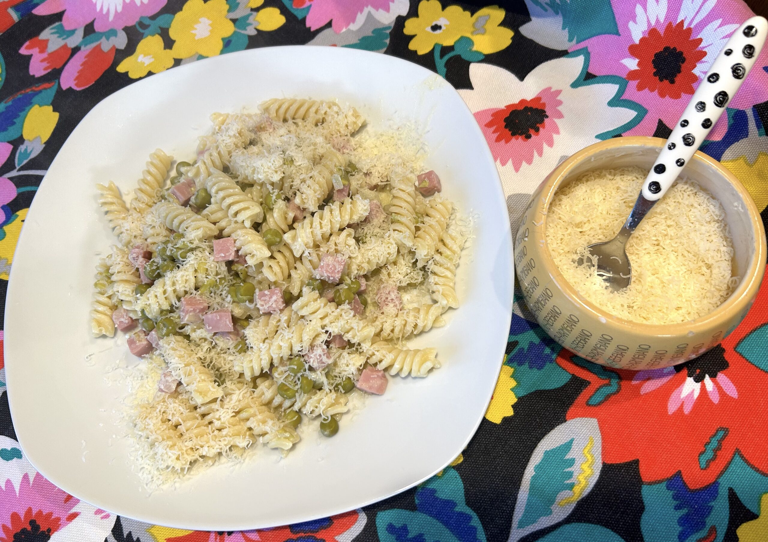 Pasta Fusili with peas and cooked ham