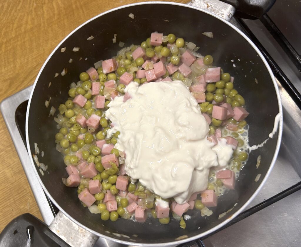 Peas, ham and cream