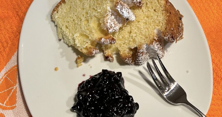 Rose-shaped donut with ricotta