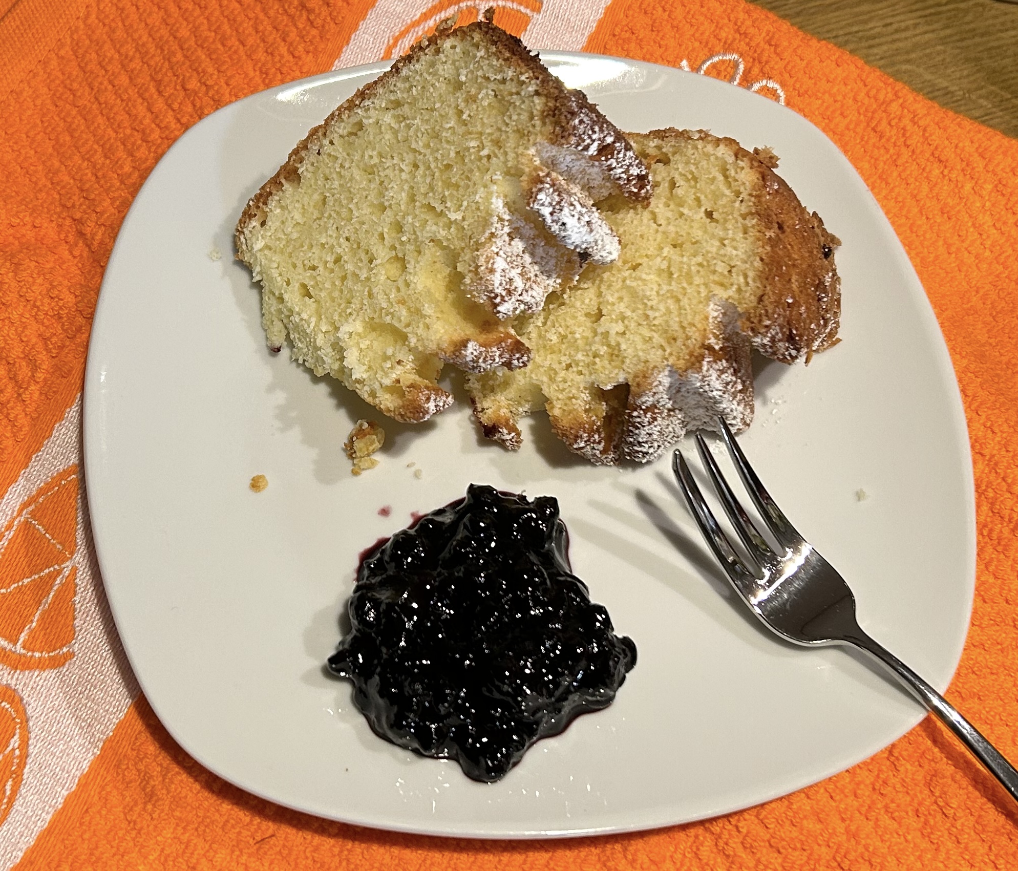 Rose-shaped donut with ricotta