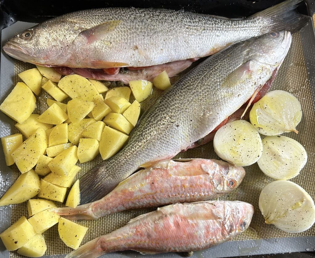 Wash and clean the red mullet and croaker thoroughly