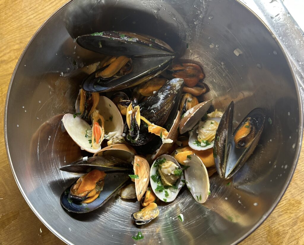 separate the mussels from the shells