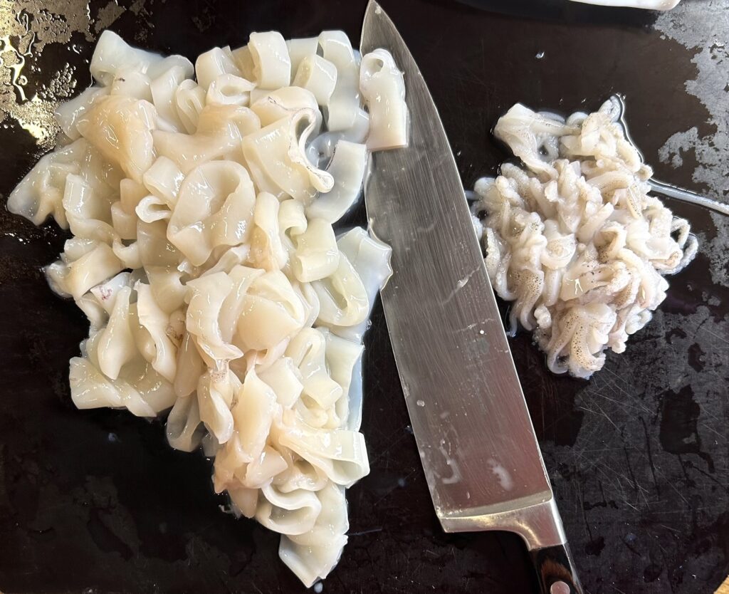 cut the squid into slices and the tuft into small pieces