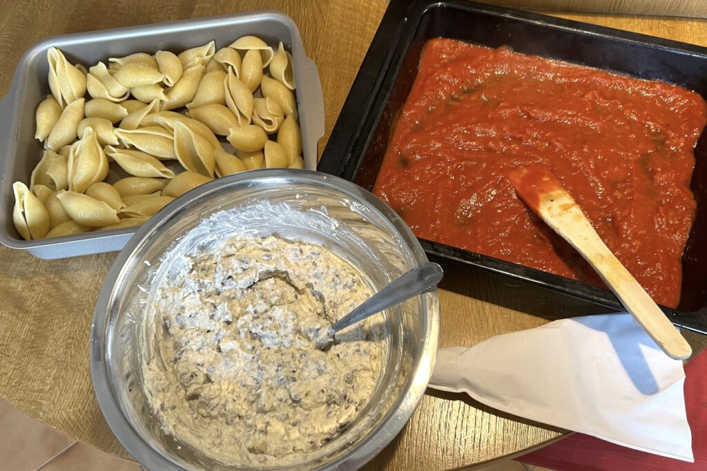 Place all the sauce with the tomato on the bottom of a baking tray