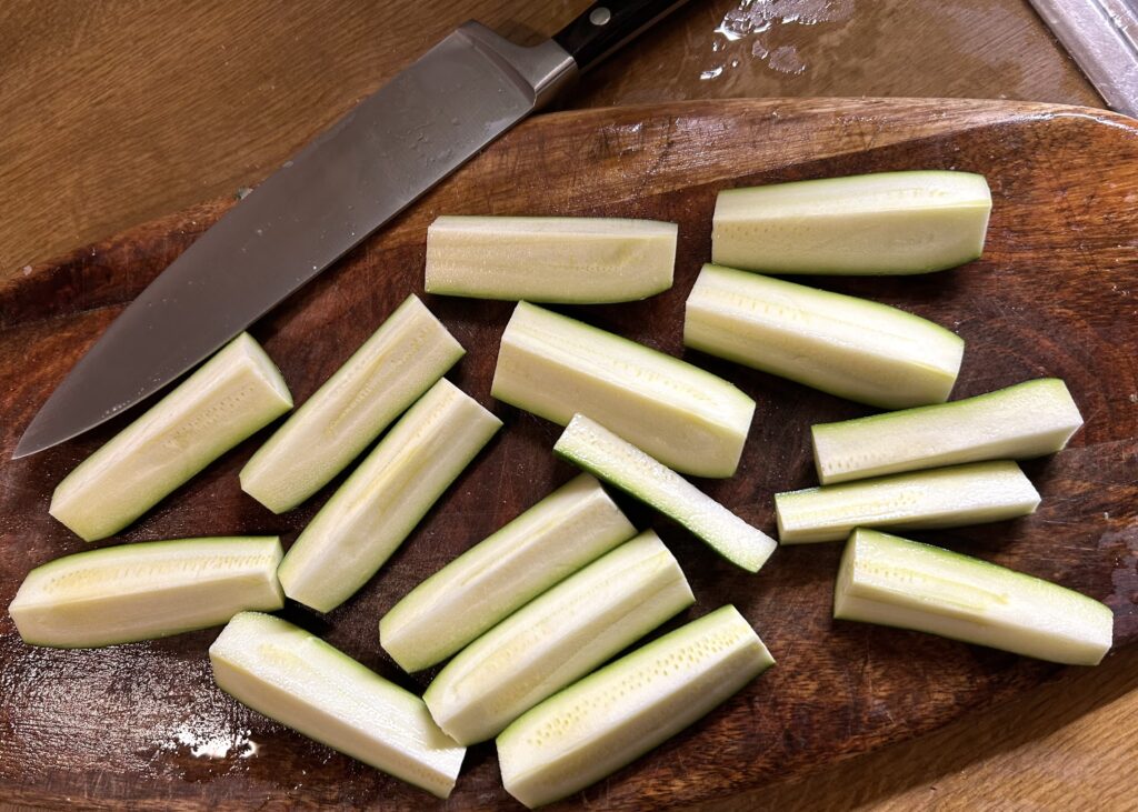 cut the courgettes into slices