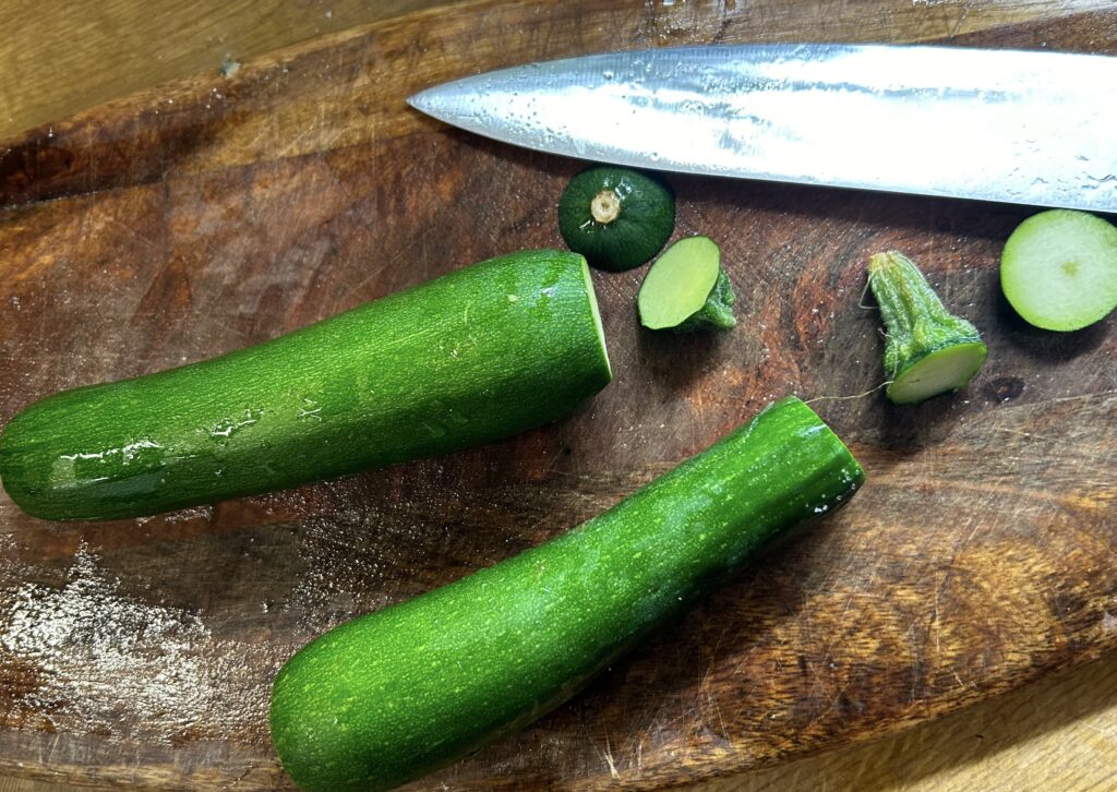 cut the ends of courgettes