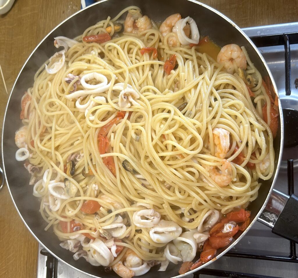 mix Spaghetti with seafood