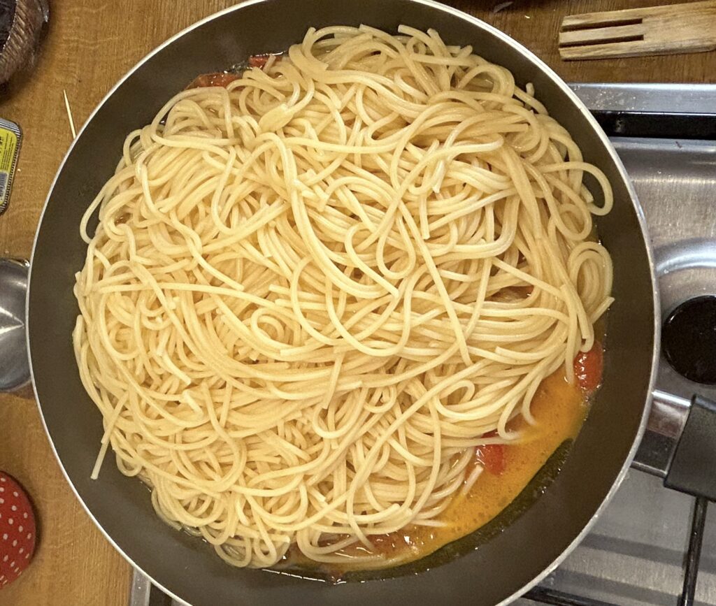 spaghetti cover prawns the cherry tomatoes