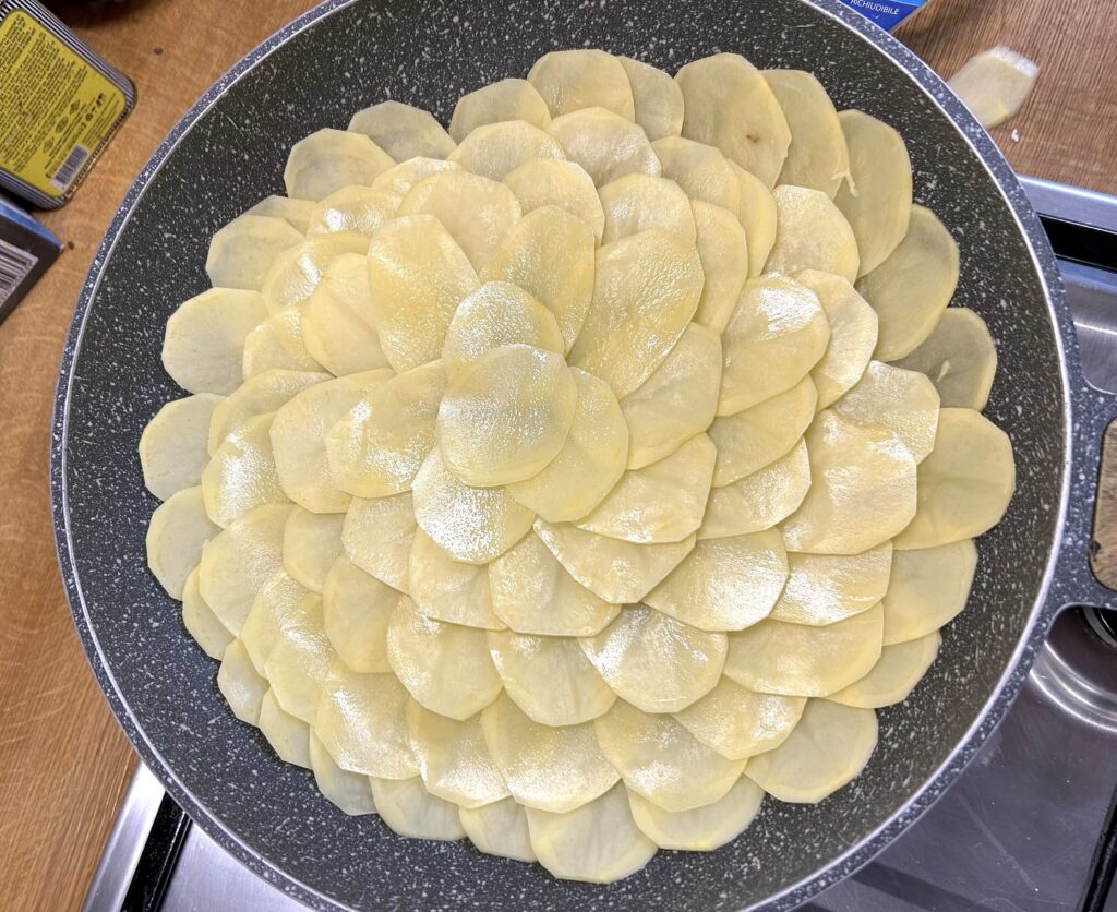 arrange the potato slices in the pan