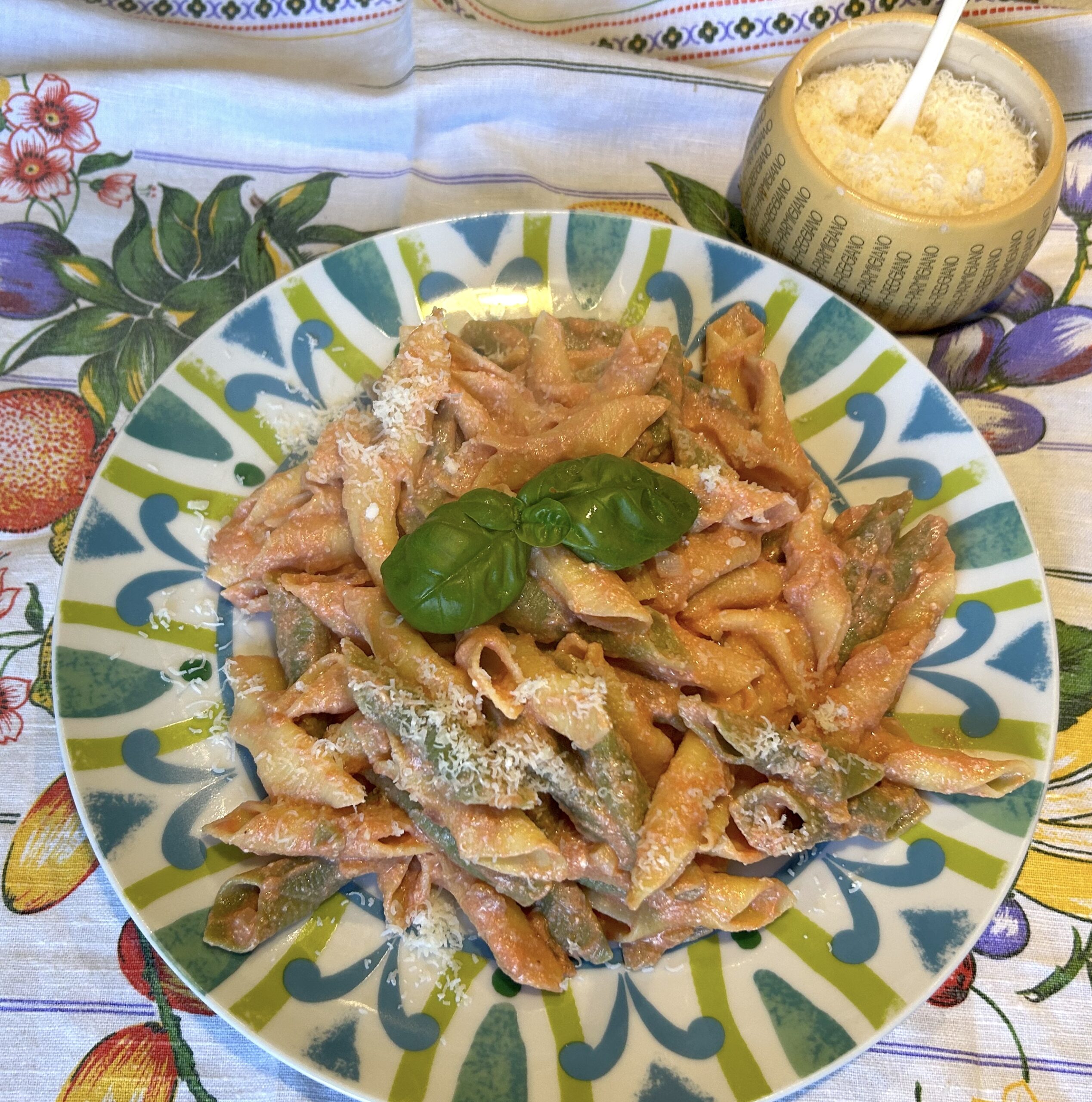 Yellow-green comb macaroni with tomato and ricotta