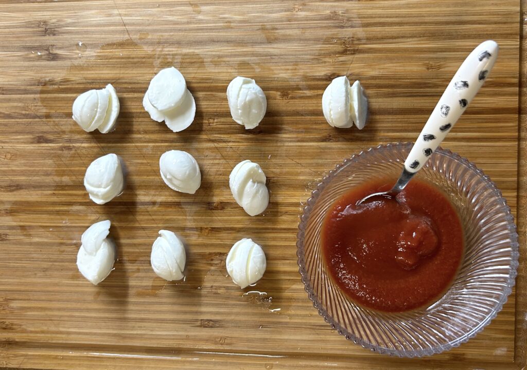 sliced ​​mozzarella and tomato puree