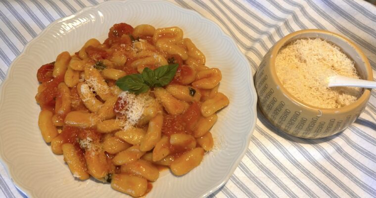 Cavatelli di patate homemade (potato cavatelli) with tomato