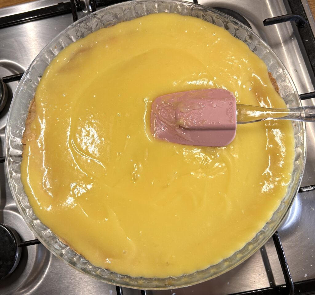 spread the lemon cream with a spatula