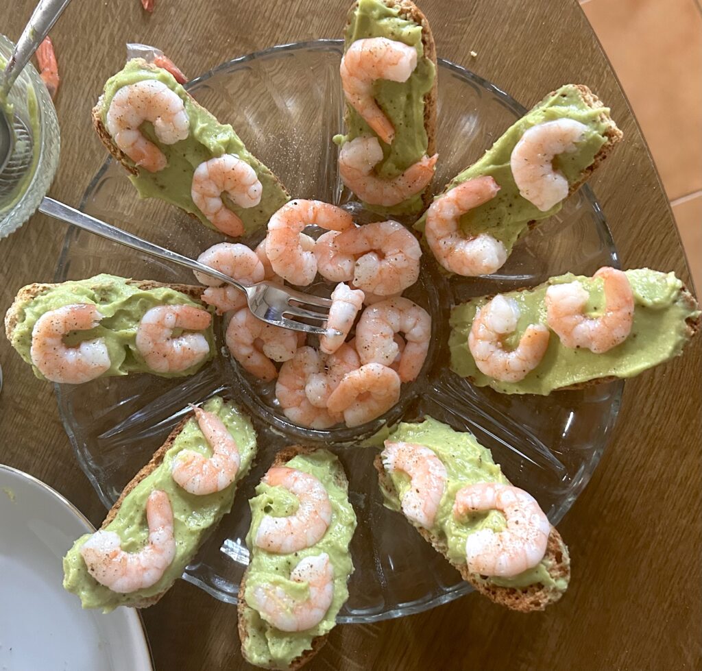 Crostini di pane Toscano con avocado e gamberi