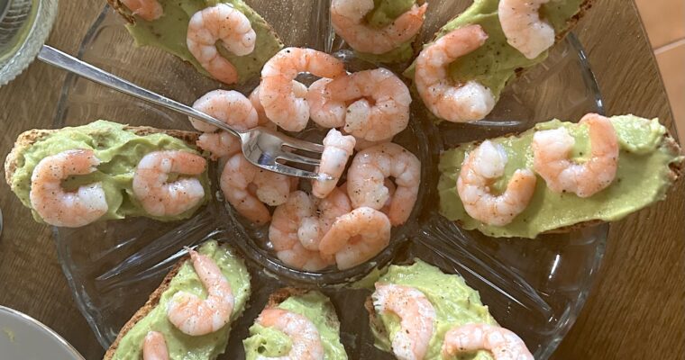 Tuscan bread croutons with avocado and prawns