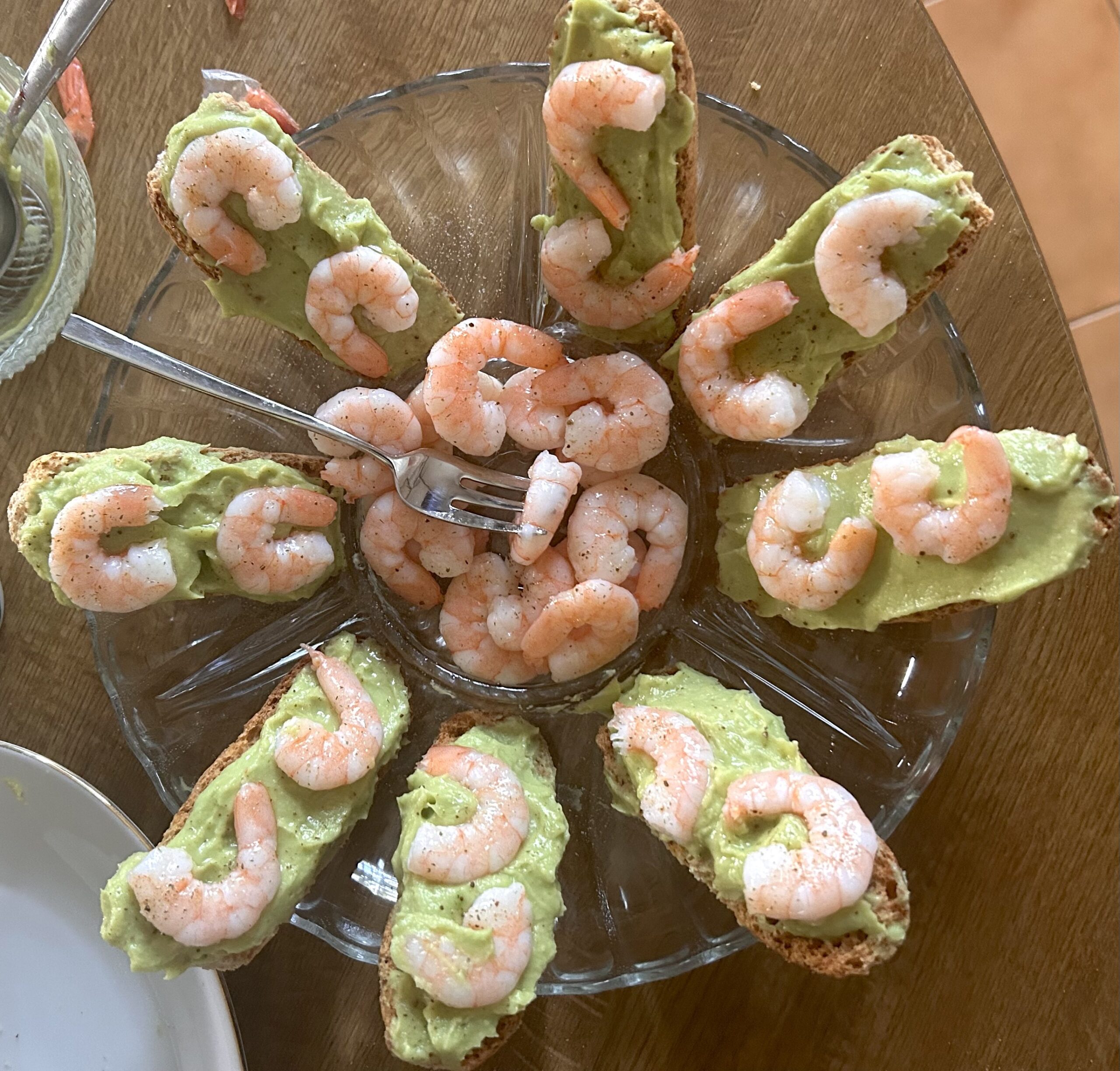 Tuscan bread croutons with avocado and prawns