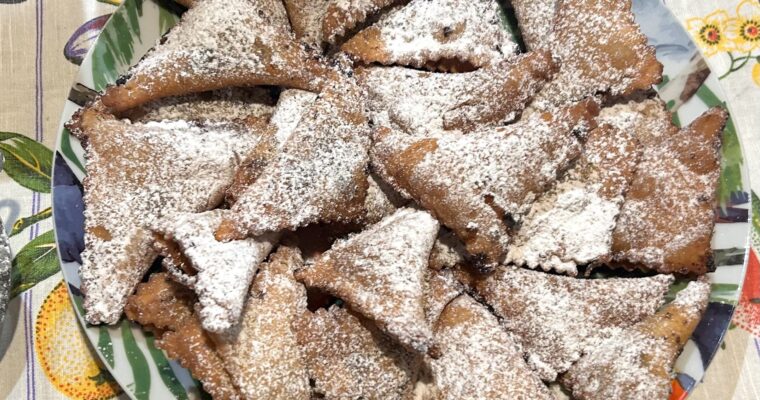 Sfrappole di carnevale ripiene con marmellata di prugne (Carnival Sfrappole filled with plum jam)