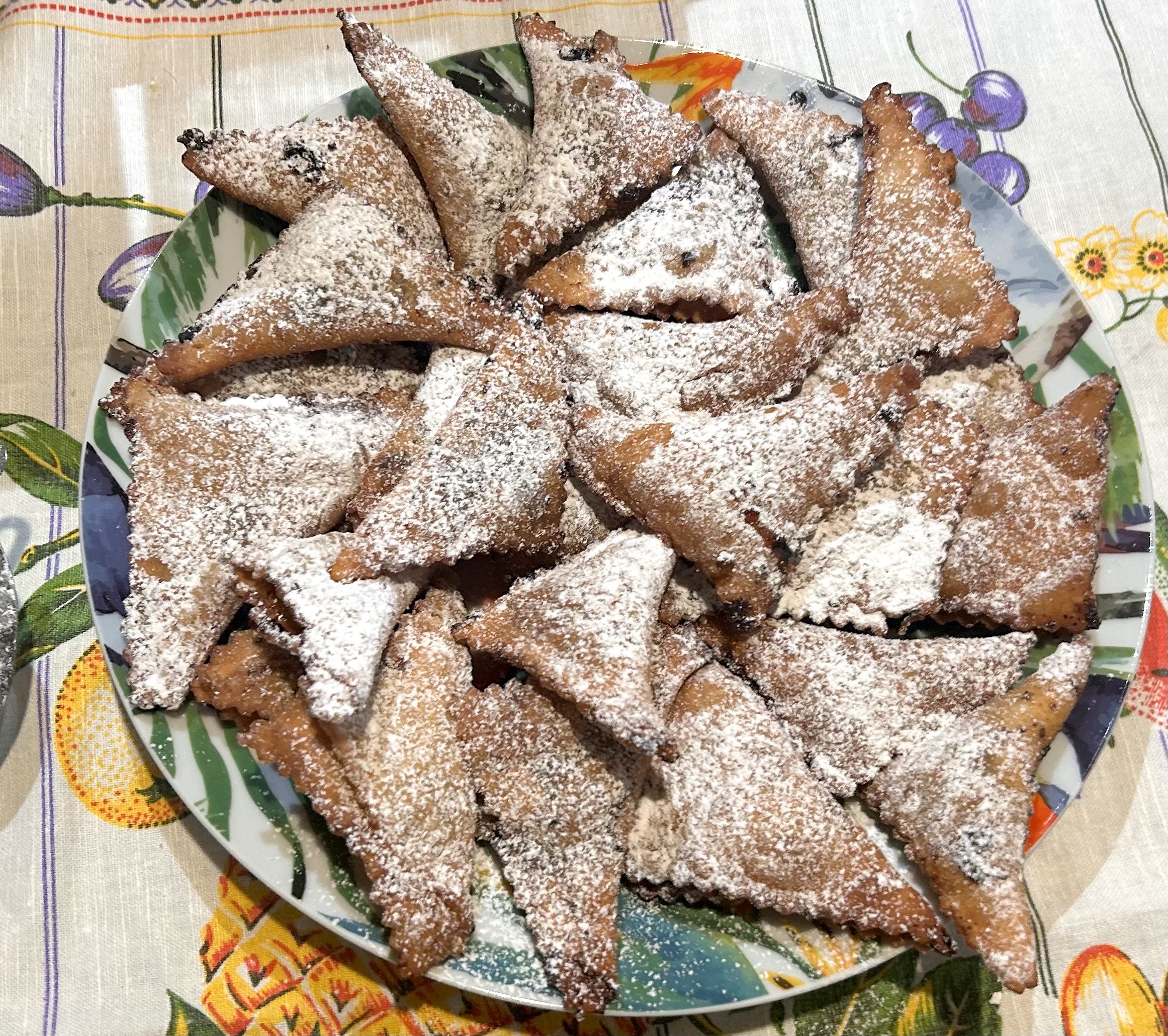 Sfrappole di carnevale ripiene con marmellata di prugne (Carnival Sfrappole filled with plum jam)