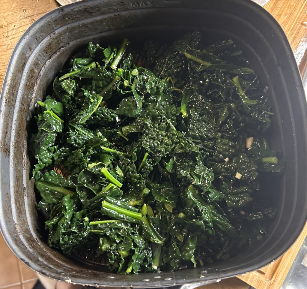 disporre nella friggitrice il cavolo nero